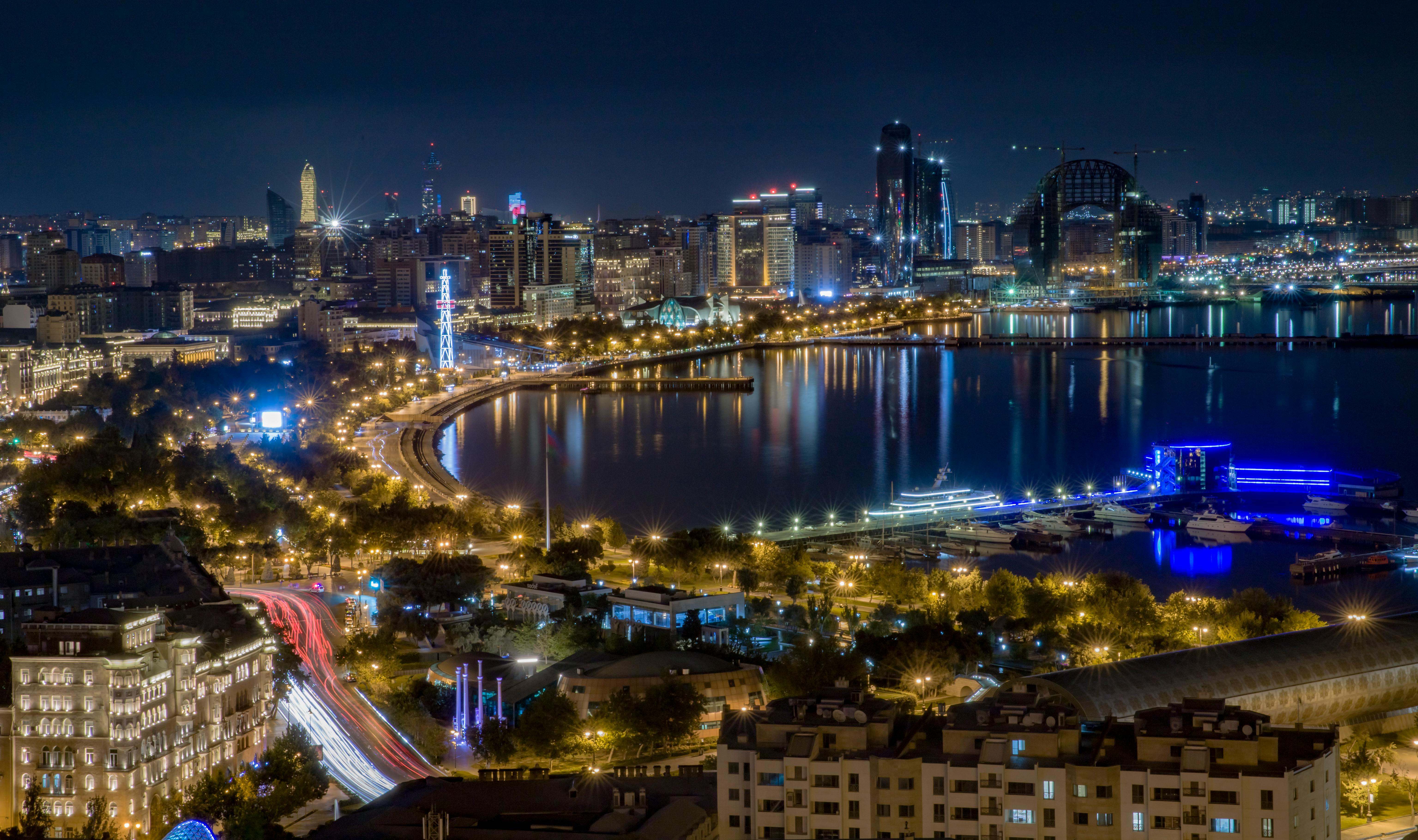 free-photo-of-baku-sea-coast-at-night.jpeg